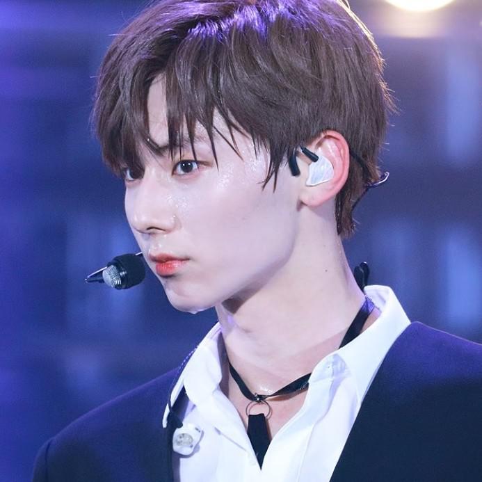 청떽커황민현 프로필
