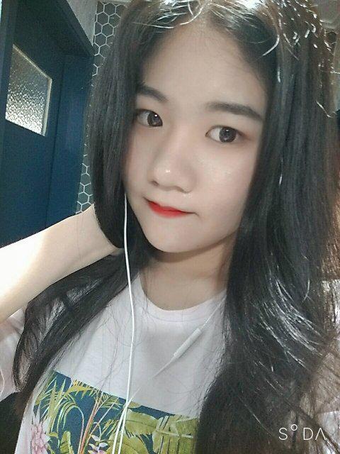 뉴이스트는_회전문 프로필